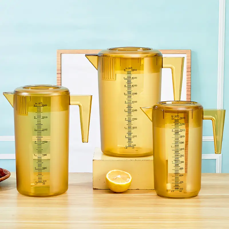 Płowy lub przezroczysty plastikowy dzbanek na zimną wodę